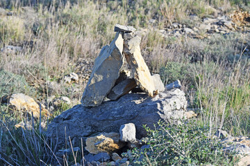 Cairn : amas de pierres.