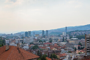 Fototapeta premium ボスニア・ヘルツェゴビナ サラエボの丘から見える街並み
