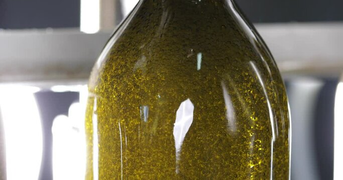 Riempimento bottiglie di olio extra vergine di oliva