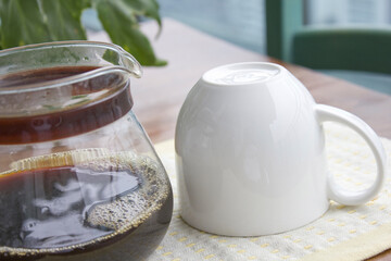コーヒーポットとコーヒーカップ