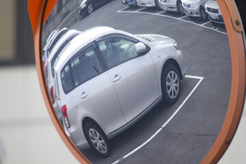 カーブミラーに映る自動車