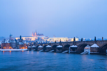 Fototapeta premium チェコ プラハ歴史地区のカレル橋とプラハ城