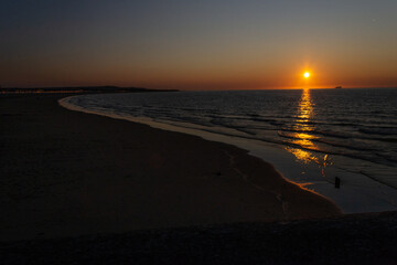 Un des derniers coucher de soleil sur plage de l'été 2020