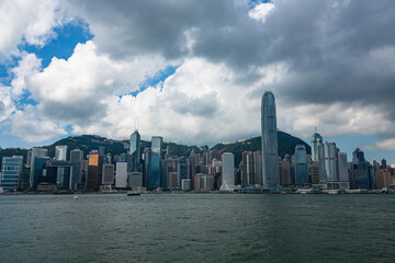 香港のビクトリア・ハーバーの風景と香港島