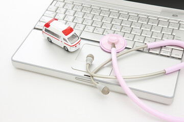聴診器と救急車