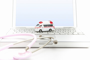 聴診器と救急車