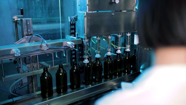 Giovane dottoressa con camice bianco sta guardando la qualit&agrave; della produzione nella fabbrica 