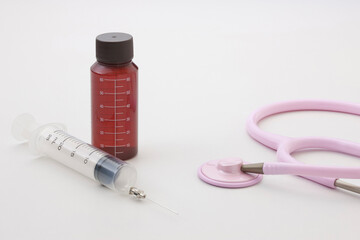 聴診器と注射器