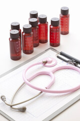 薬品のボトルと聴診器