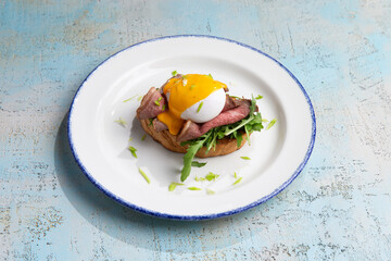 bruschetta with beef and poached egg