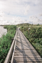 Fototapeta na wymiar Panorama Holzsteg in der Landschaft der Insel Amrum in Norddeutschland