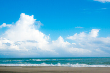 Fototapeta premium もこもことした雲の青空と海