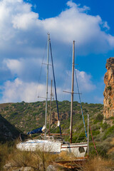 Segelboote in der Werft an der felsigen Küste auf der griechischen Insel Kythira