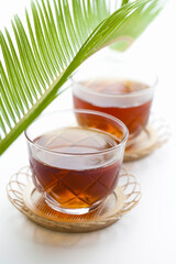 ガラス器の麦茶と蘇鉄の新芽