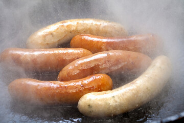 フライパンで焼くウインナー