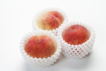 緩衝材に包まれた白桃