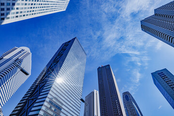 新宿の高層ビル群と青空