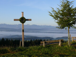 Blick vom Auerberg in Bayern auf das Alpenpanorama
