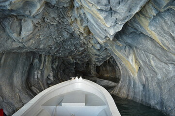 Obraz premium The beautiful rock formations of Catedrales de Marmol in General Carrera Lake between Chile and Argentina, Patagonia