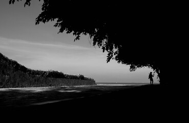 Walk out , let the sea free you ... (BW)