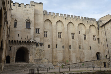 Fototapeta premium Cour du palais des Papes à Avignon, France