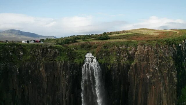 Drohnenvideo von Mealtfalls Wasserfall an Klippe schottischer K&uuml;ste N&auml;he Kilt Rock