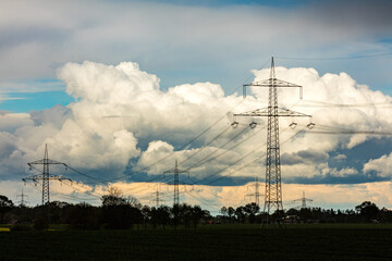 Gewitterwolken hinter Strommasten