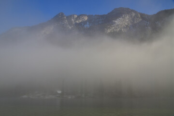 Der Nebel lichtet sich über der Halbinsel Hirschbichl am Königssee