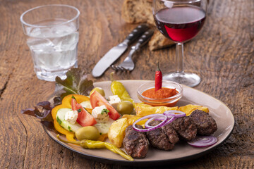 Cevapcici auf dem Teller mit Pommes frites