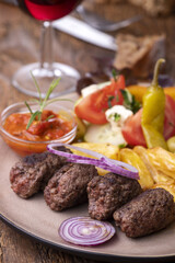 cevapcici auf dem Teller mit Pommes frites