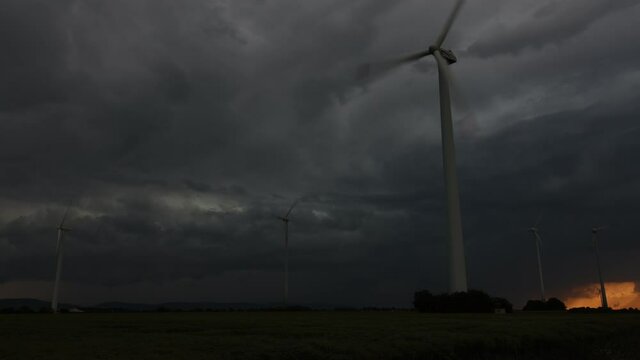 Windr&auml;der und Gewitterzelle mit dramatischer Struktur