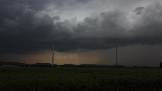 Windr&auml;der und Gewitterzelle mit dramatischer Struktur