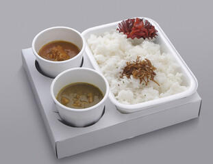 カレー2品にライス付のﾃｰｸｱｳﾄ弁当