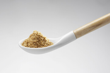 陶器製のスプーンに盛られた半擦りの金ごま