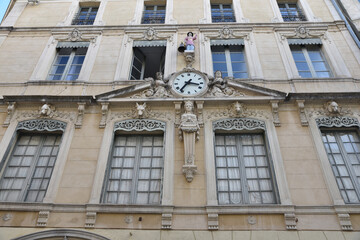 Fototapeta na wymiar Façade à horloge à Nîmes, France