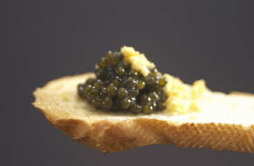 フランスパンに載せられたキャビヤのアップ