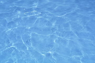 光と影で変化する浅い水面の波模様