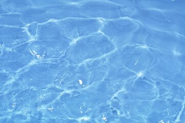 光と影で変化する浅い水面の波模様