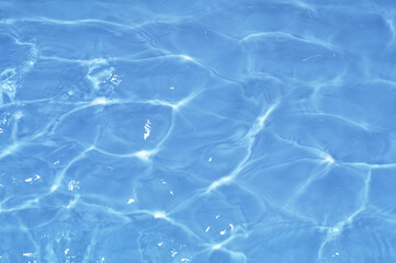 光と影で変化する浅い水面の波模様