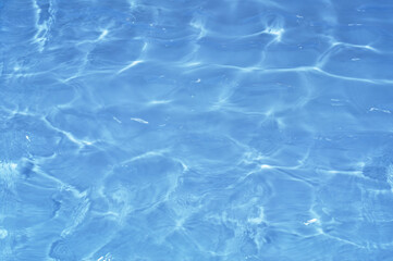 光と影で変化する浅い水面の波模様