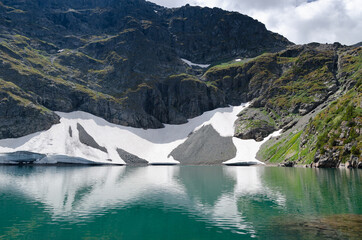 Glacier that slides into the lake