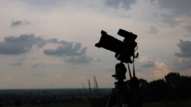 Kamera f&uuml;r Wetterbeobachtung vor einer Wolkenfront mit Starkregen