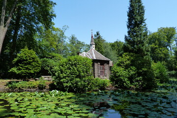 Fototapeta na wymiar Inselkapelle Wildpark Englischer Garten Eulbach bei Michelstadt und Vielbrunn im Odenwald