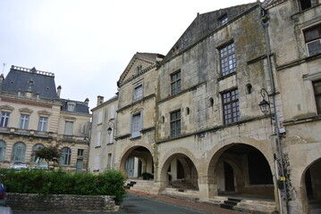 Fototapeta na wymiar Fontenay-Le-Comte Arkaden