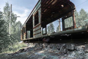 Fototapeta na wymiar abandoned and destroyed railway carriage in the forest. .old carriage on rusty rails