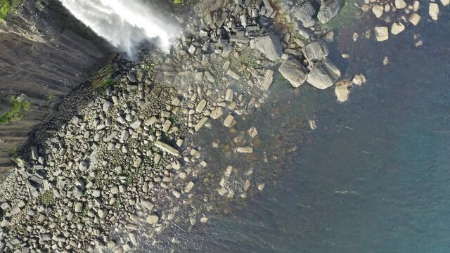 Top-down Drohnenvideo von Mealtfalls Wasserfall an Klippe schottischer K&uuml;ste N&auml;he Kilt Rock