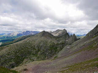 vista delle meravigliose montagne dolomitiche in estate