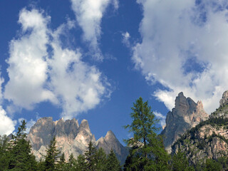 vista delle meravigliose montagne dolomitiche in estate