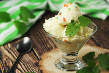 Ice cream scoops in an ice cream bowl