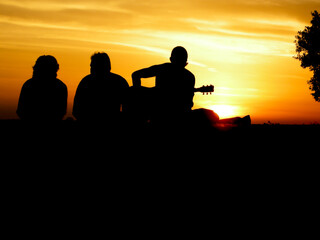 Fototapeta na wymiar silhouettes of people at sunset, summer vibes